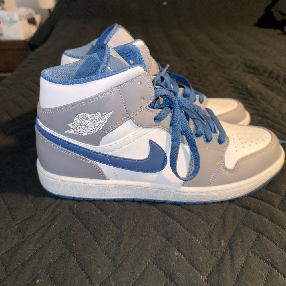 Jordan Sneakers in Blue and White
